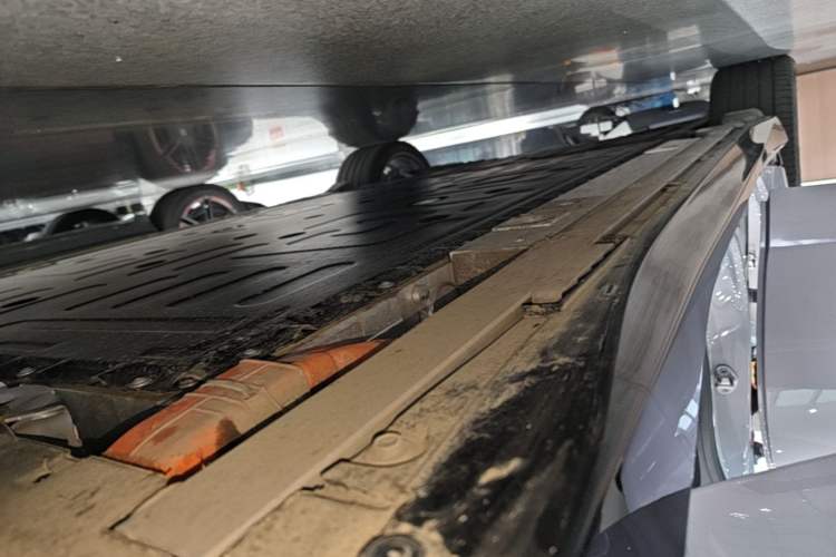 Used Nio ET5 2025 100 kWh Right Side Sill