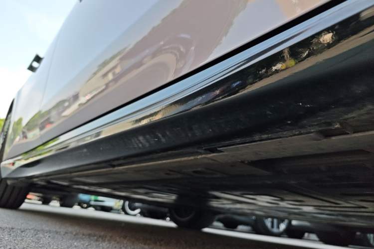 Used Nio ET5 2025 75 kWh Right Side Sill