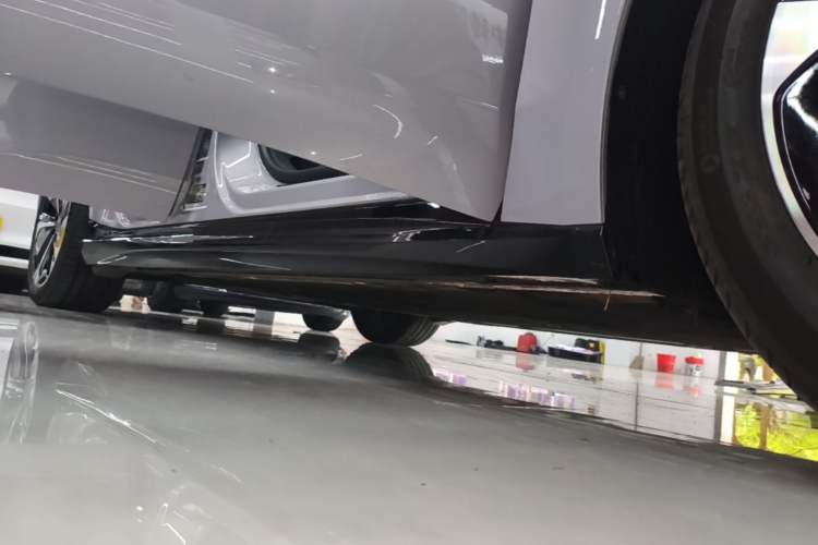 Used Nio ET5 2025 75 kWh Right Side Sill