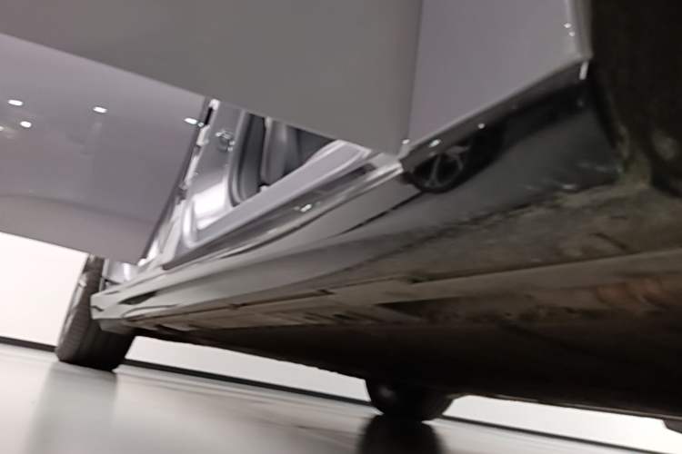 Used Nio ET5 2025 75 kWh Right Side Sill