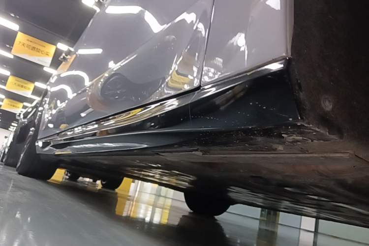 Used Nio ET5 2025 75 kWh Right Side Sill