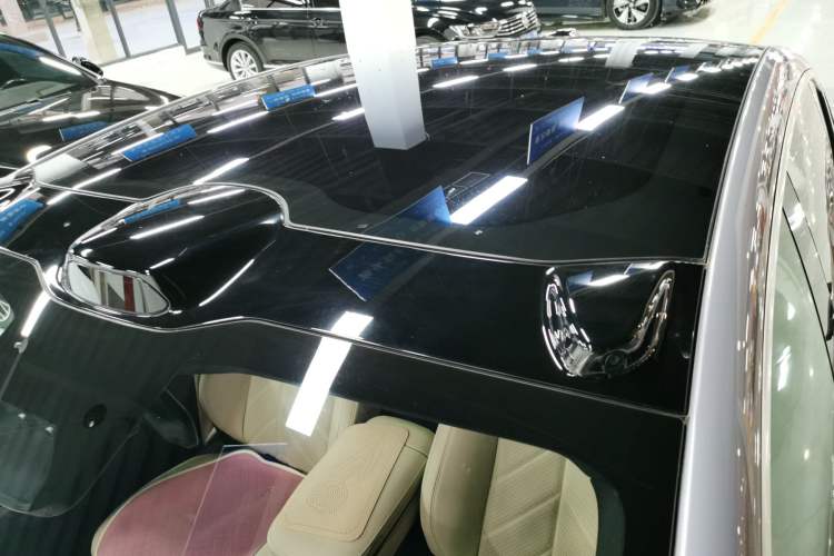 Used Nio ET5 2025 75 kWh Roof