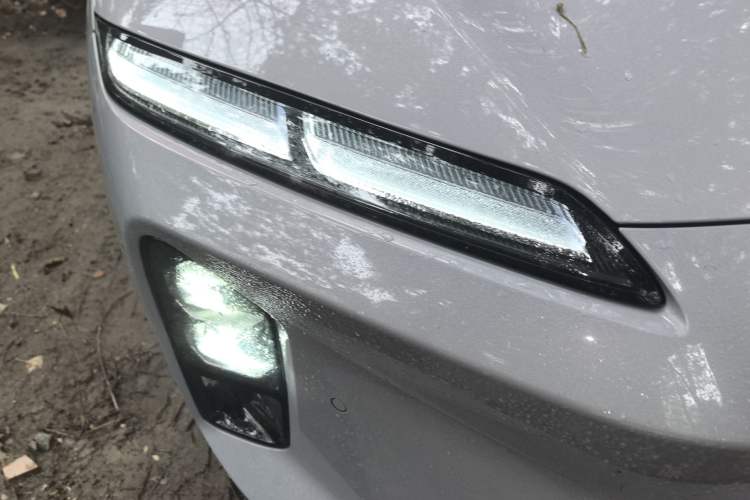 Used Nio ET5 2025 75 kWh Right Front Headlight