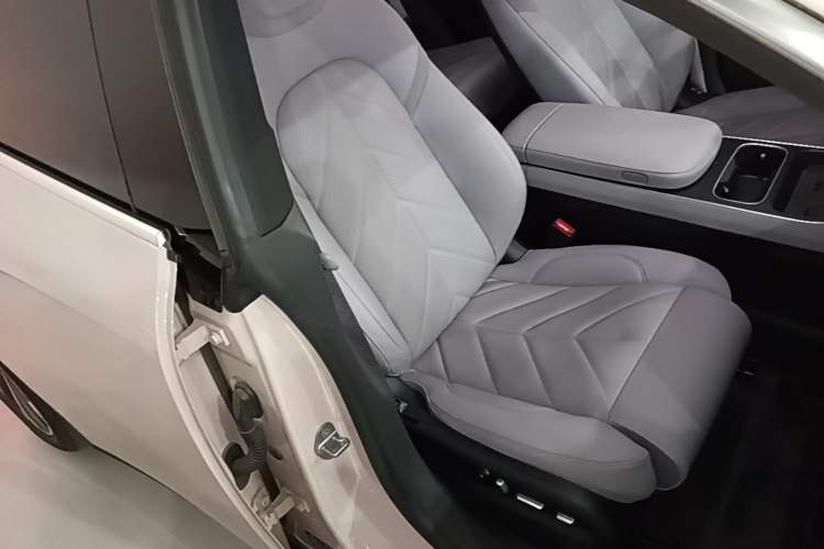 Used Nio ET5 2025 75 kWh Right Front Seat
