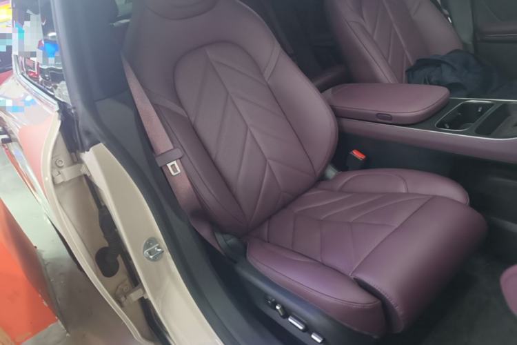Used Nio ET5 2025 100 kWh Right Front Seat