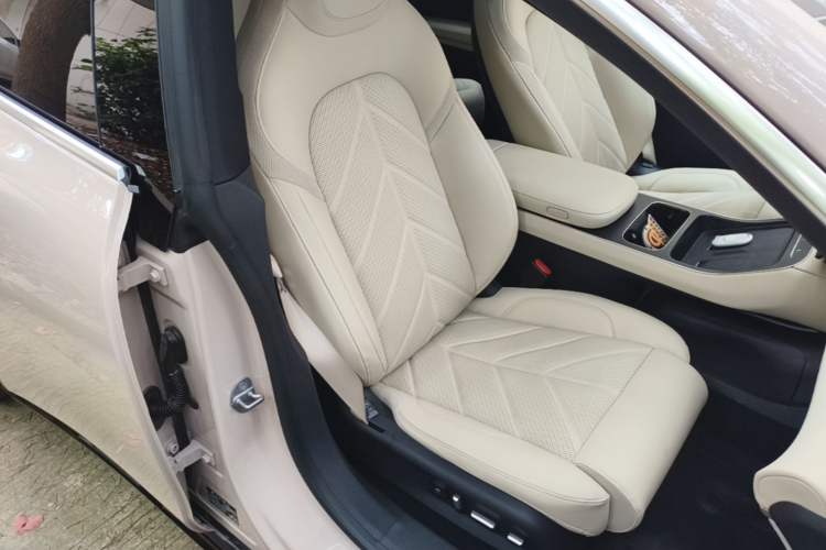 Used Nio ET5 2025 75 kWh Right Front Seat