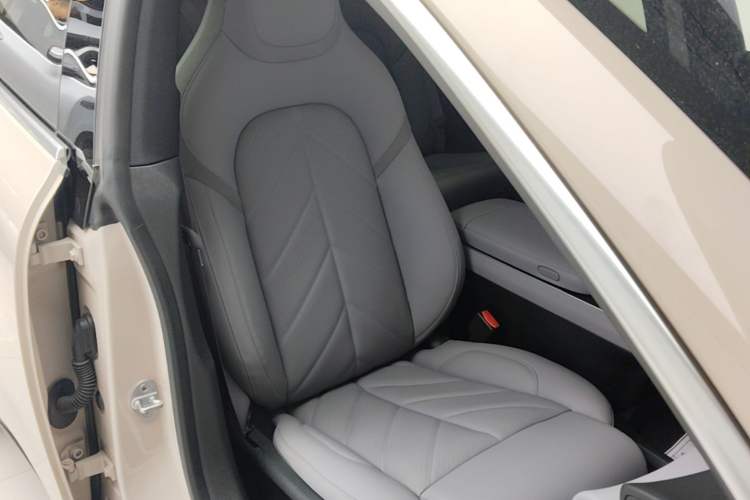 Used Nio ET5 2025 75 kWh Right Front Seat