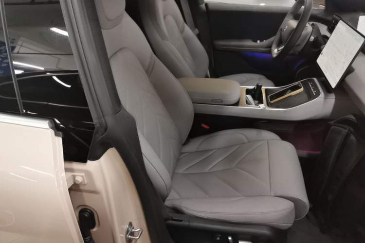 Used Nio ET5 2025 75 kWh Right Front Seat