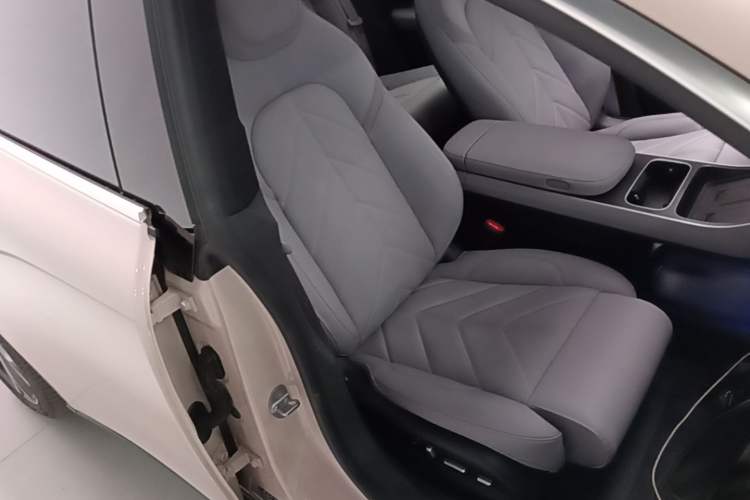 Used Nio ET5 2025 75 kWh Right Front Seat
