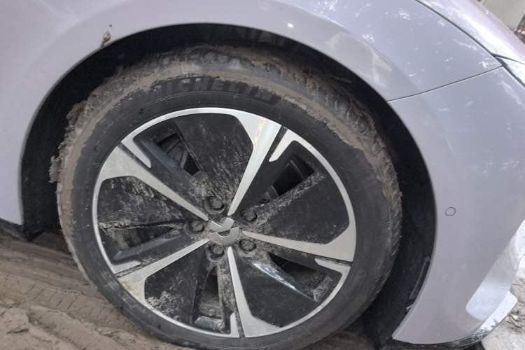 Used Nio ET5 2025 75 kWh Right Front Wheel Hub