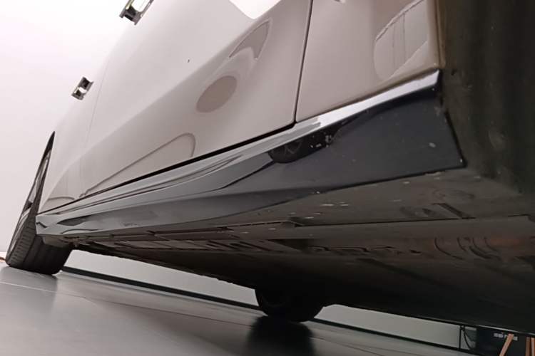 Used Nio ET5 2025 75 kWh Right Side Sill