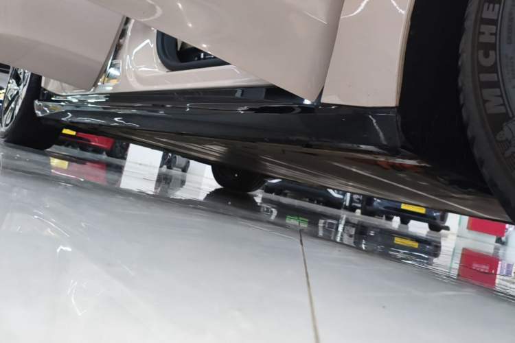 Used Nio ET5 2025 75 kWh Right Side Sill