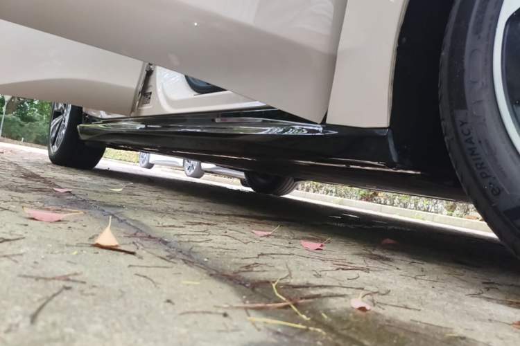Used Nio ET5 2025 75 kWh Right Side Sill