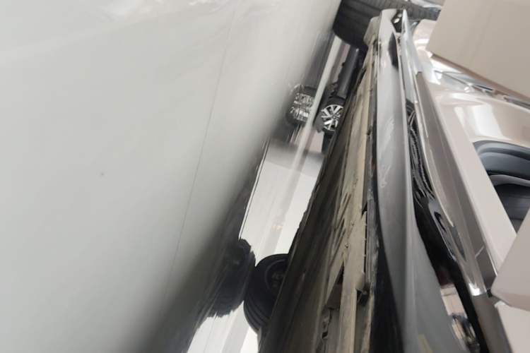 Used Nio ET5 2025 75 kWh Right Side Sill