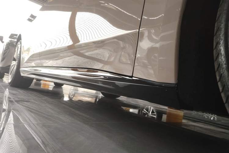 Used Nio ET5 2025 75 kWh Right Side Sill