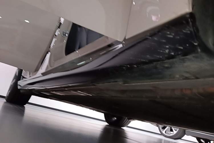 Used Nio ET5 2025 75 kWh Right Side Sill