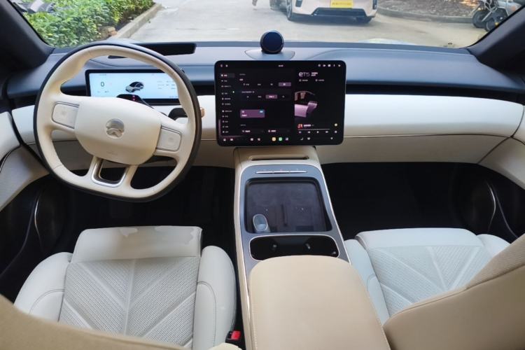 Used Nio ET5 2025 75 kWh Center Console