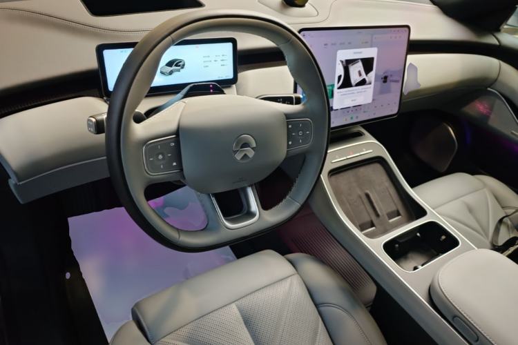 Used Nio ET5 2025 75 kWh Center Console