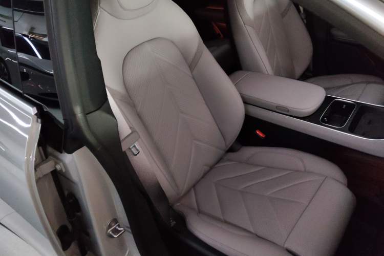 Used Nio ET5 2025 75 kWh Right Front Seat
