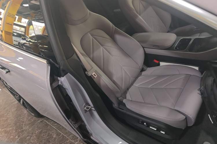 Used Nio ET5 2025 75 kWh Right Front Seat