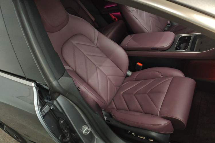 Used Nio ET5 2025 75 kWh Right Front Seat
