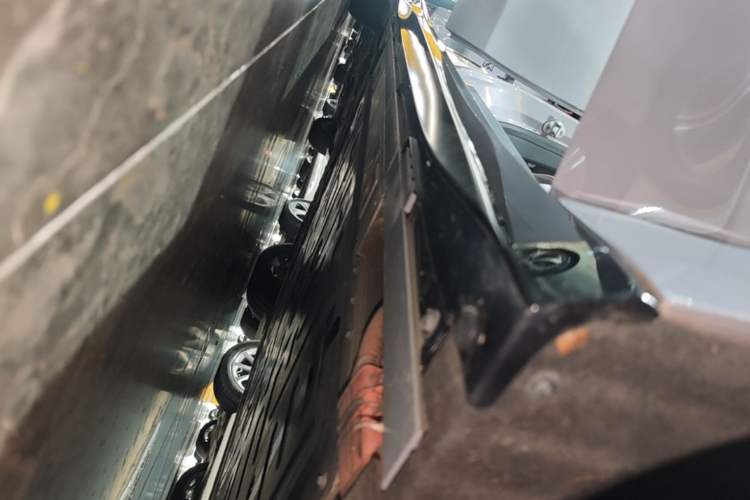 Used Nio ET5 2025 75 kWh Right Side Sill