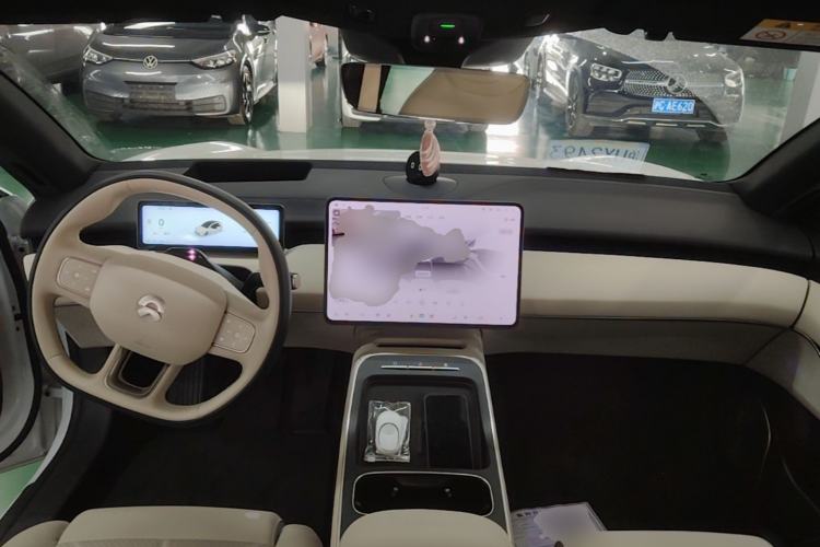 Used Nio ET5 2025 75 kWh Center Console