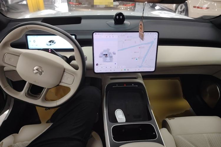 Used Nio ET5 2025 75 kWh Center Console