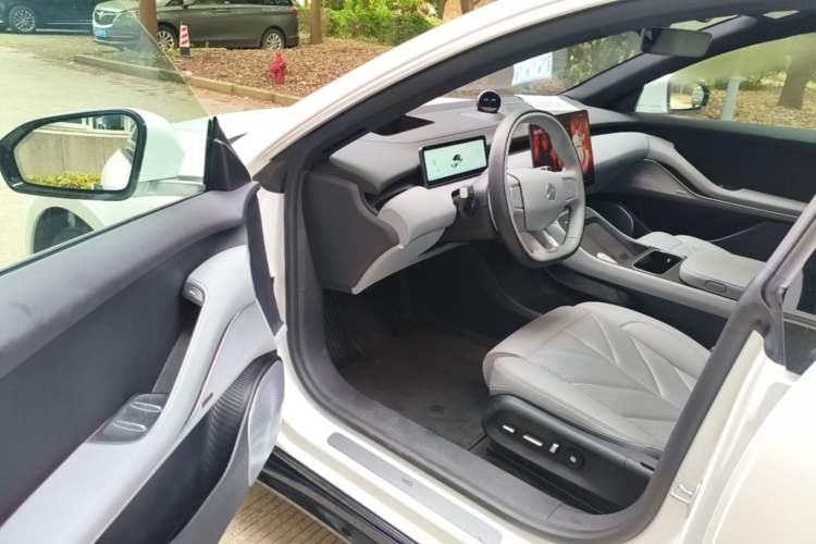 Used Nio ET5 2025 75 kWh Driver Seat
