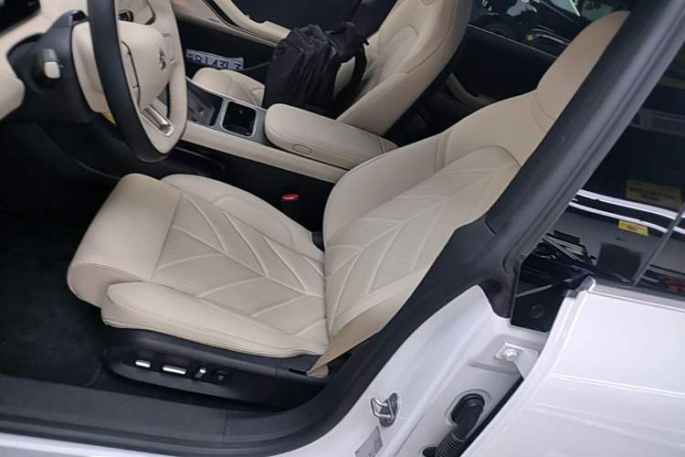 Used Nio ET5 2025 75 kWh Left Front Seat