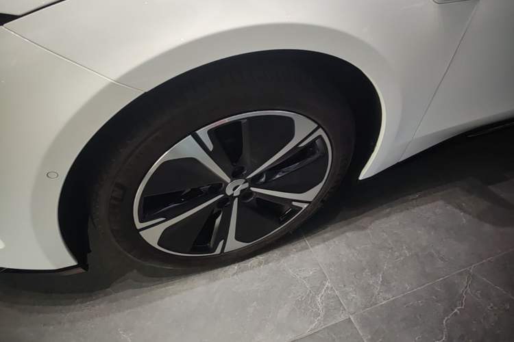 Used Nio ET5 2025 75 kWh Left Front Wheel Hub