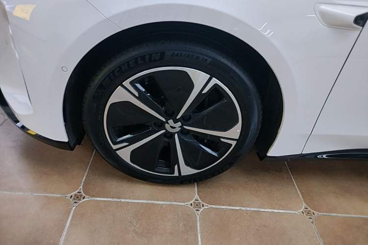 Used Nio ET5 2025 75 kWh Left Front Wheel Hub
