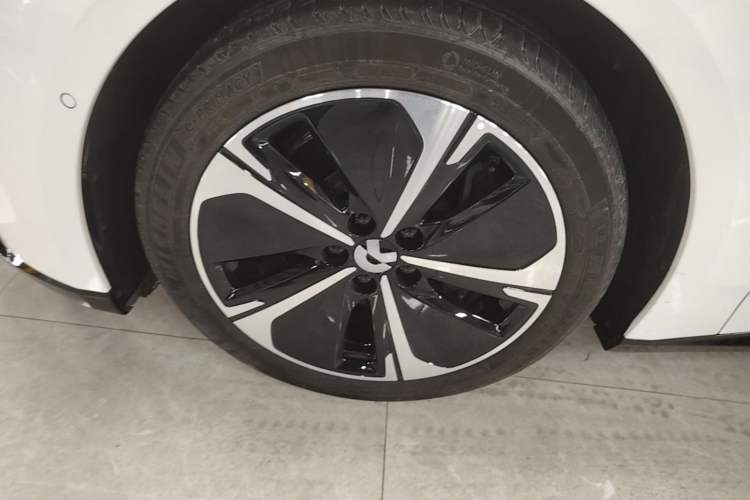 Used Nio ET5 2025 75 kWh Left Front Wheel Hub