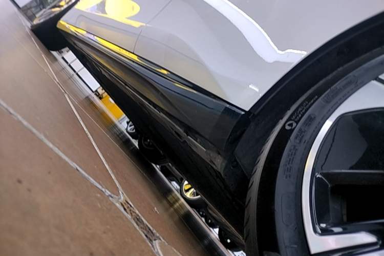 Used Nio ET5 2025 75 kWh Left Side Sill