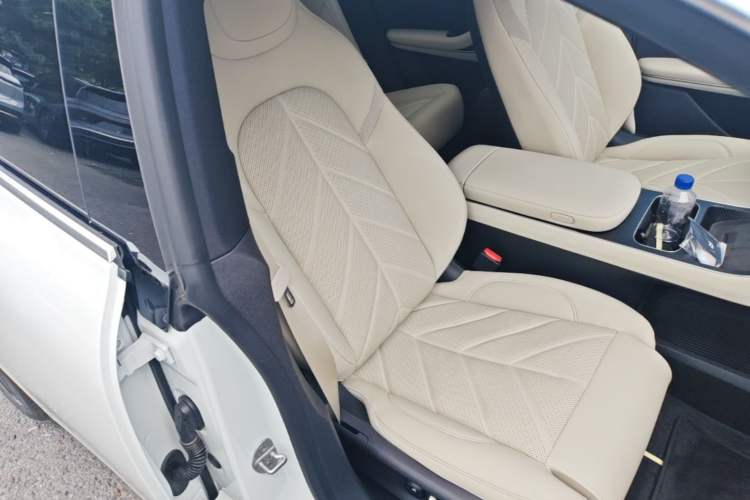 Used Nio ET5 2025 100 kWh Right Front Seat