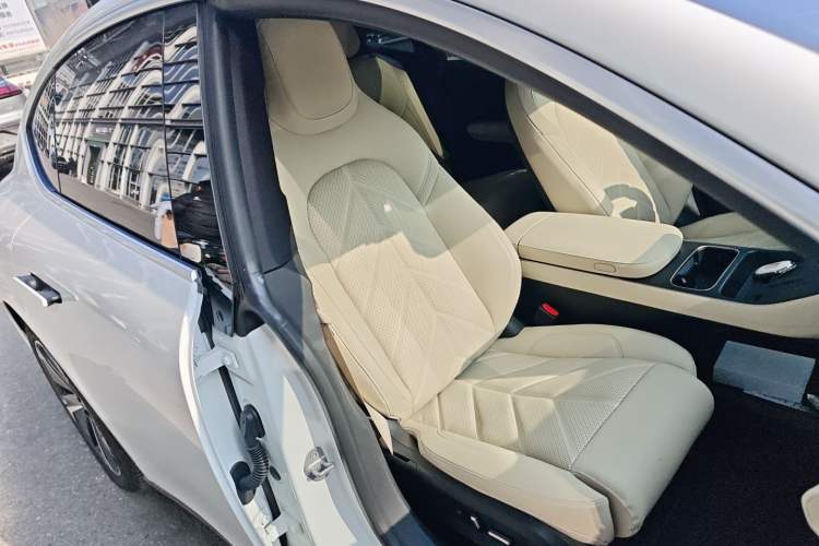 Used Nio ET5 2025 75 kWh Right Front Seat
