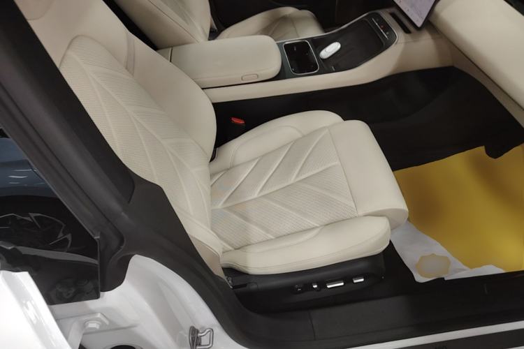 Used Nio ET5 2025 75 kWh Right Front Seat