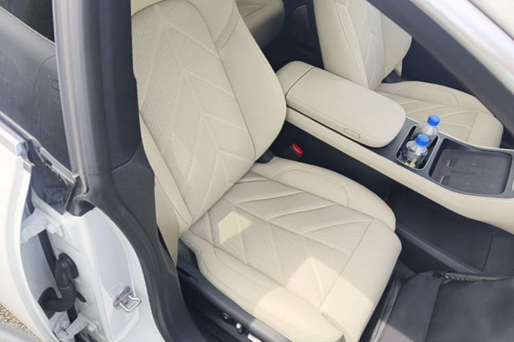 Used Nio ET5 2025 100 kWh Right Front Seat
