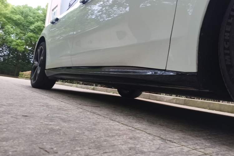 Used Nio ET5 2025 75 kWh Right Side Sill