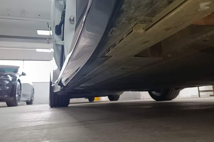 Used Nio ET5 2025 75 kWh Right Side Sill