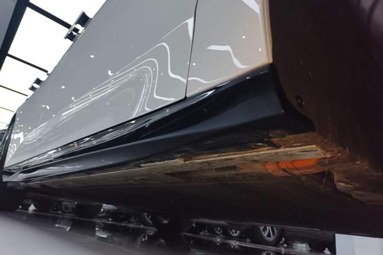 Used Nio ET5 2025 75 kWh Right Side Sill