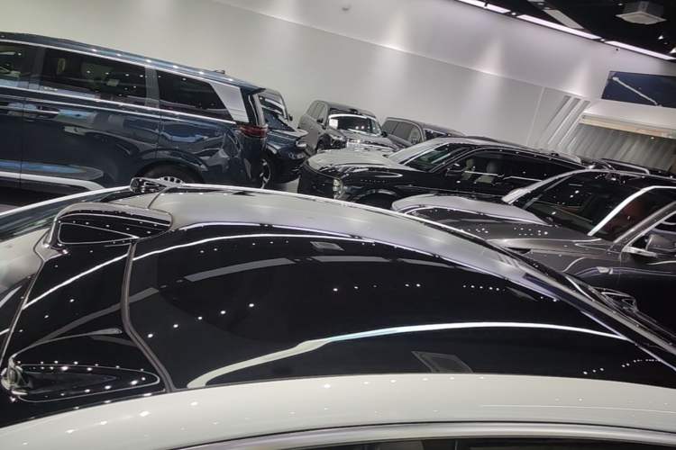 Used Nio ET5 2025 75 kWh Roof