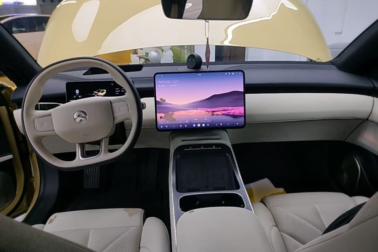 Used Nio ET5 2025 75 kWh Center Console