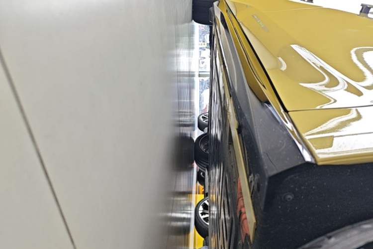Used Nio ET5 2025 75 kWh Right Side Sill