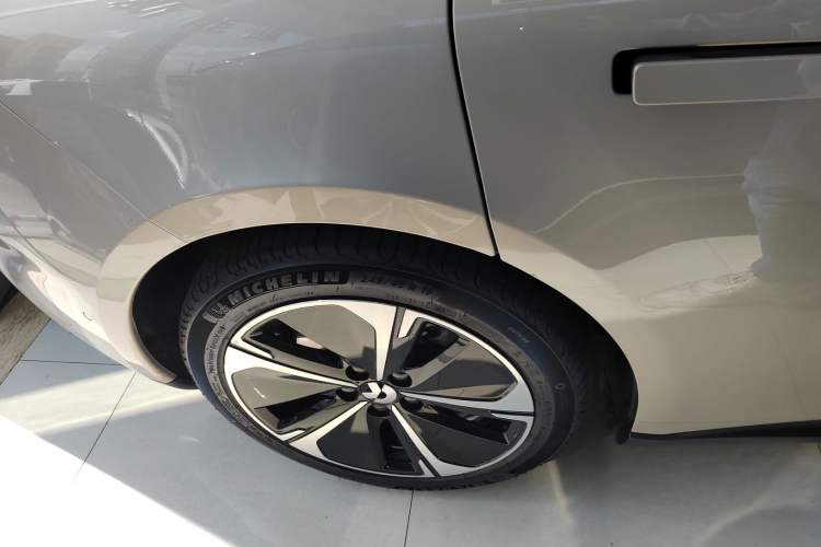 Used Nio ET5T 2024 75kWh Touring Right Rear Wheel Hub