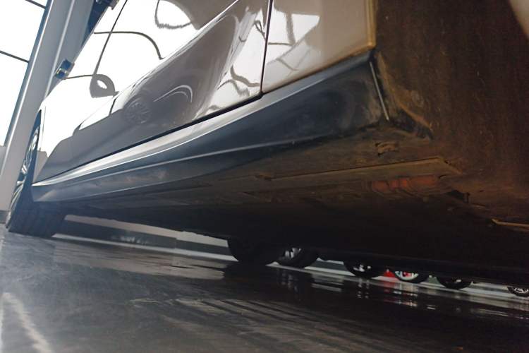 Used Nio ET5T 2023 75 kWh Touring Right Side Sill