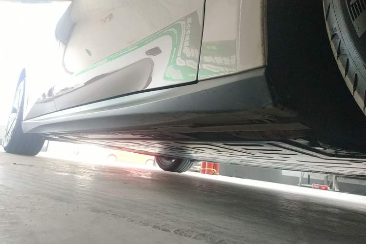 Used Nio ET5T 2024 75kWh Touring Right Side Sill
