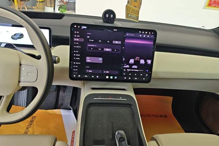 Used Nio ET5T 2023 75 kWh Touring Audio And AC Panel