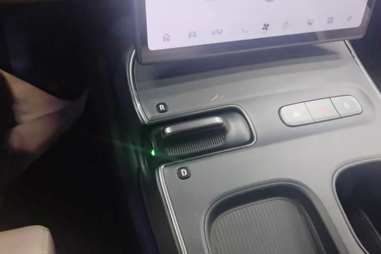 Used Nio ET5T 2023 75 kWh Touring Gear Lever