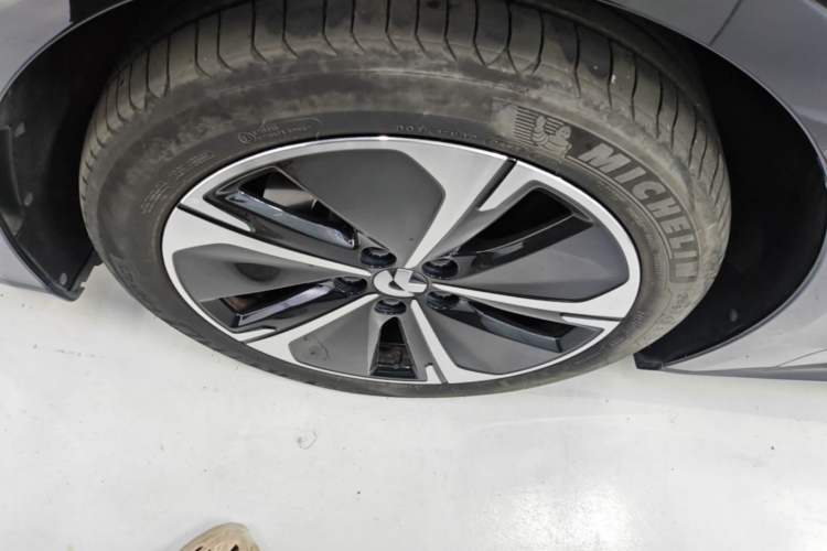 Used Nio ET5T 2023 75 kWh Touring Left Front Wheel Hub